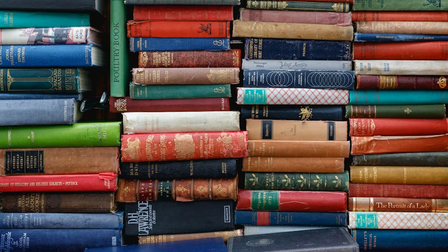 4 Proven Tips to Organize Your Bookshelf Like a Pro 1 books organized by color and type