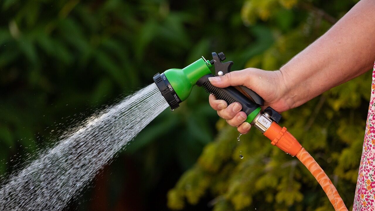7 Tips for DIY Vinyl Siding Cleaning