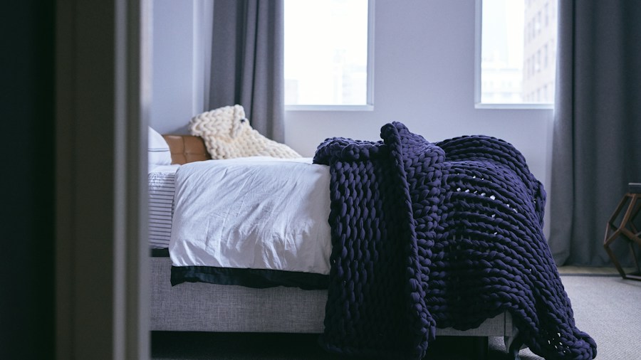 Bearaby Tree Napper Weighted Blanket Review: What Shoppers Need to Know About Premium Cooling Options 1 cozy bedroom knitted blanket aesthetic