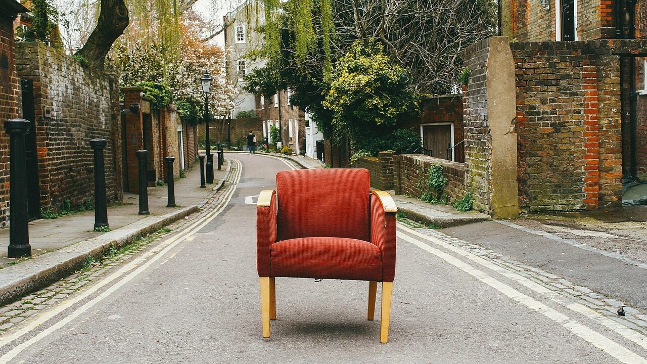 Mid-Century Scissor Chair Converts Between Two Seating Modes