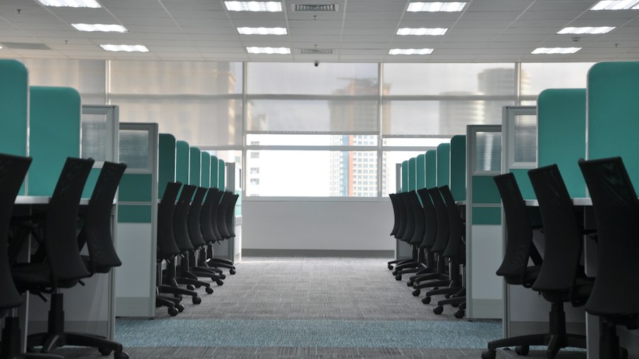 New Space-Saving Desk Lamp Design Solves Office Clutter Problem 2 cubicle partition workspace setup