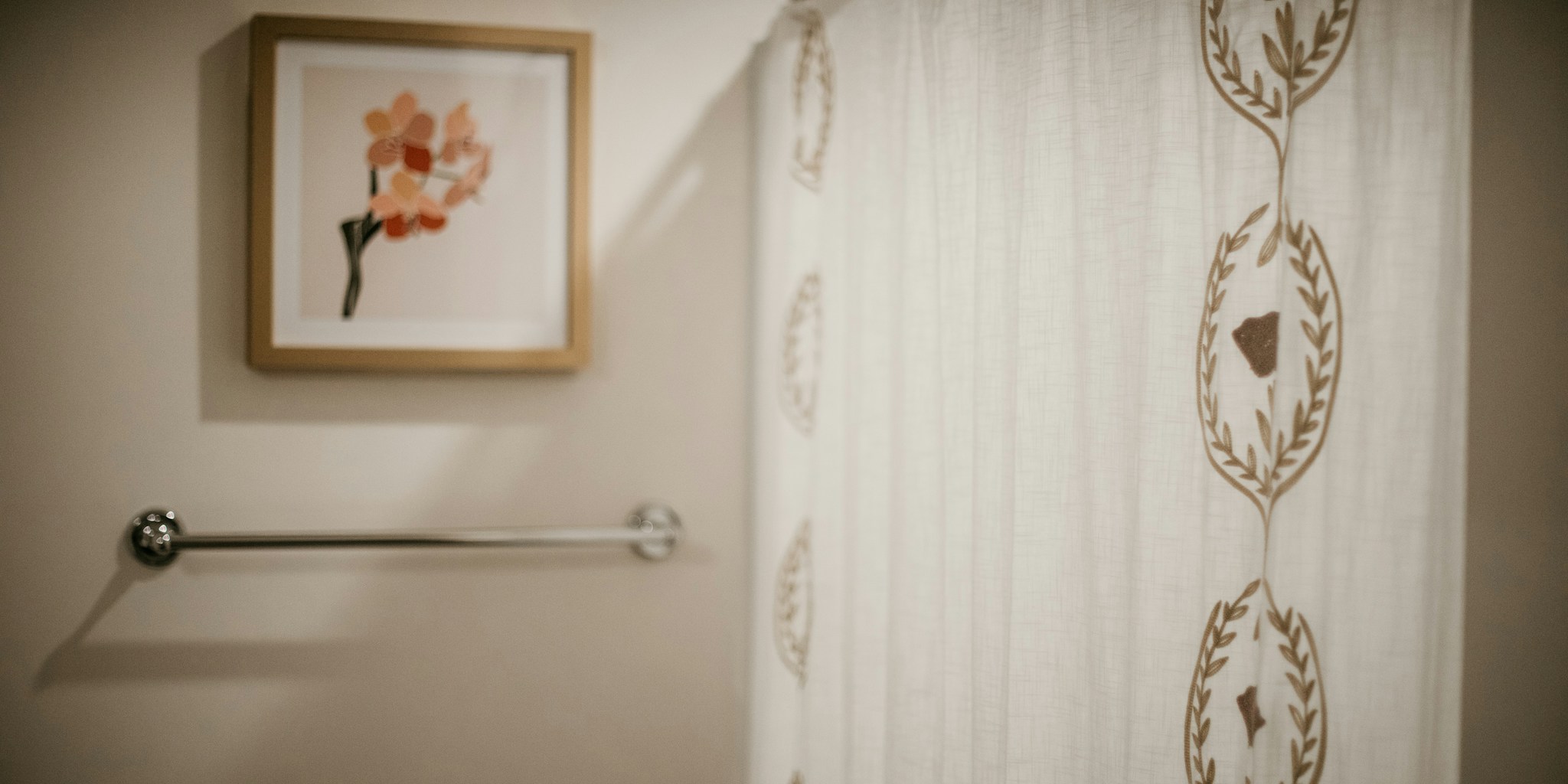 Why Designer Bathrooms Are Choosing Curtains Over Glass
