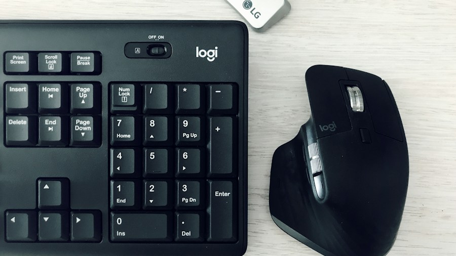 Foldable Workspace Setup Experiment: What Buyers Should Know About This Growing Trend 1 ergonomic mouse keyboard desk working