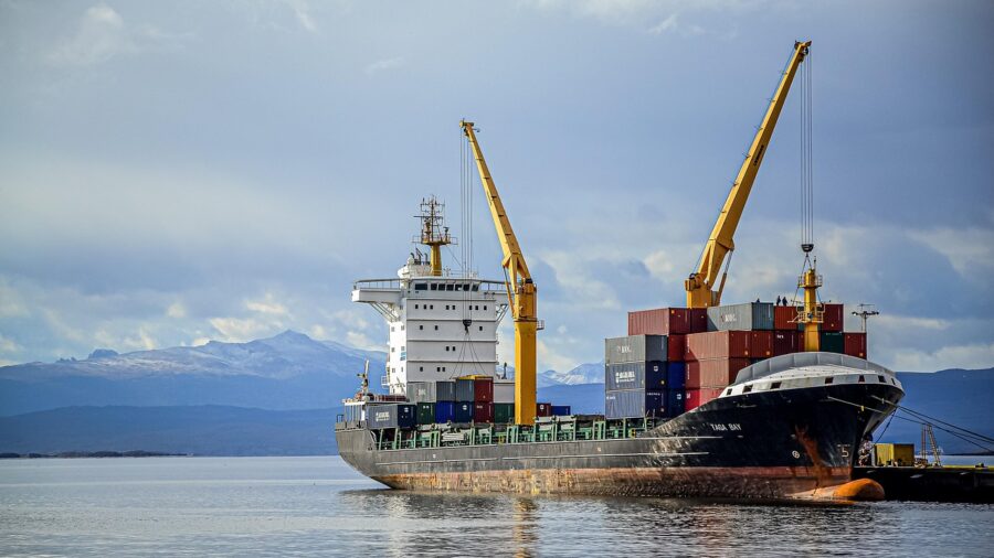 Carrier Launches Engineless Multi-Temperature TRU: What Buyers Should Know 1 food shipping dock with refrigerated trailers