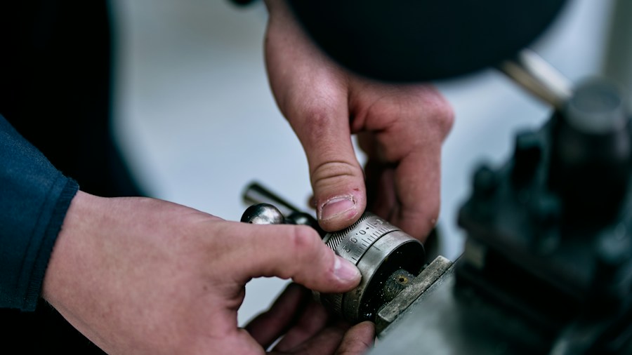Makita Launches 18V Multi-Head Drill Driver: What Buyers Should Know 1 hands adjusting drill chuck attachment