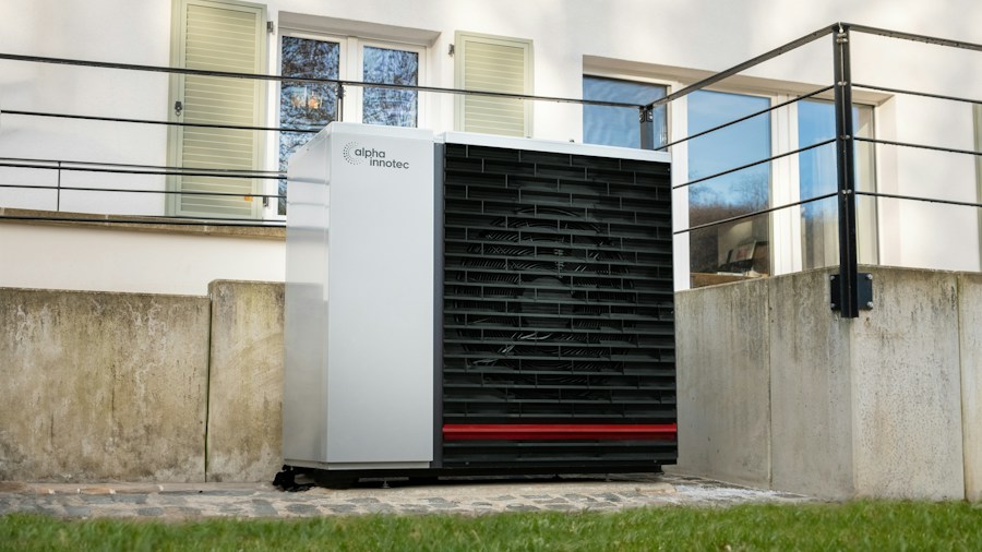 Carrier Leadership Transition in Germany: What Buyers Should Know 1 heat pump heating system installation