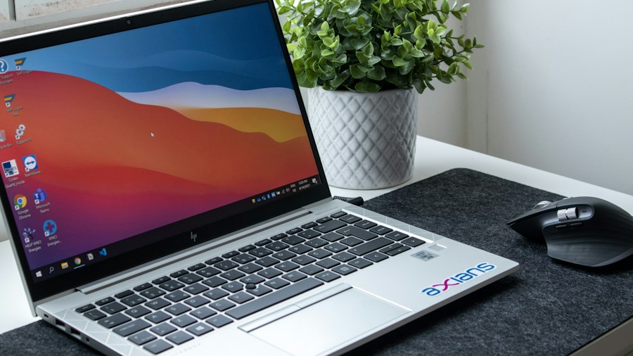 7 Tips for Positioning Your Computer Monitor at the Right Distance 1 laptop with external keyboard and mouse setup