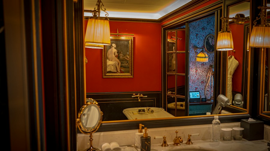 maximalist eclectic bathroom design