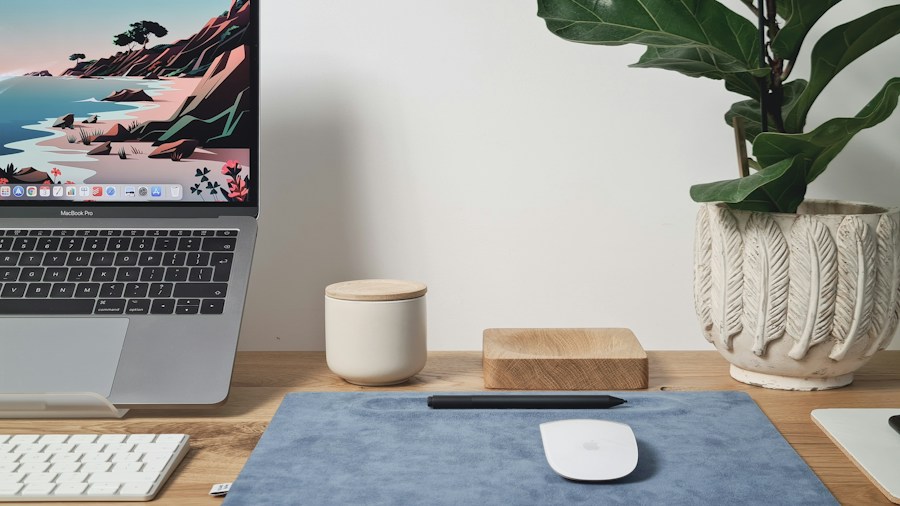 New Space-Saving Desk Lamp Design Solves Office Clutter Problem 1 minimalist office desk organization