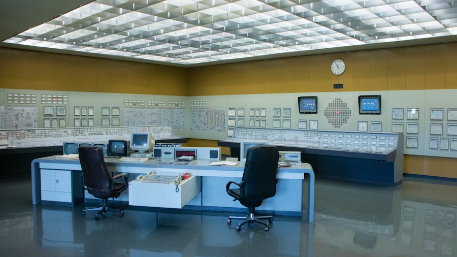 HVAC Industry Shifts to A2L Refrigerants: What Buyers Should Know 2 modern control room monitoring