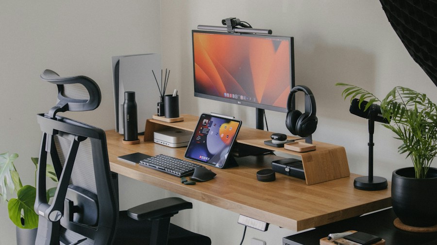 Foldable Workspace Setup Experiment: What Buyers Should Know About This Growing Trend 2 organized minimal home office