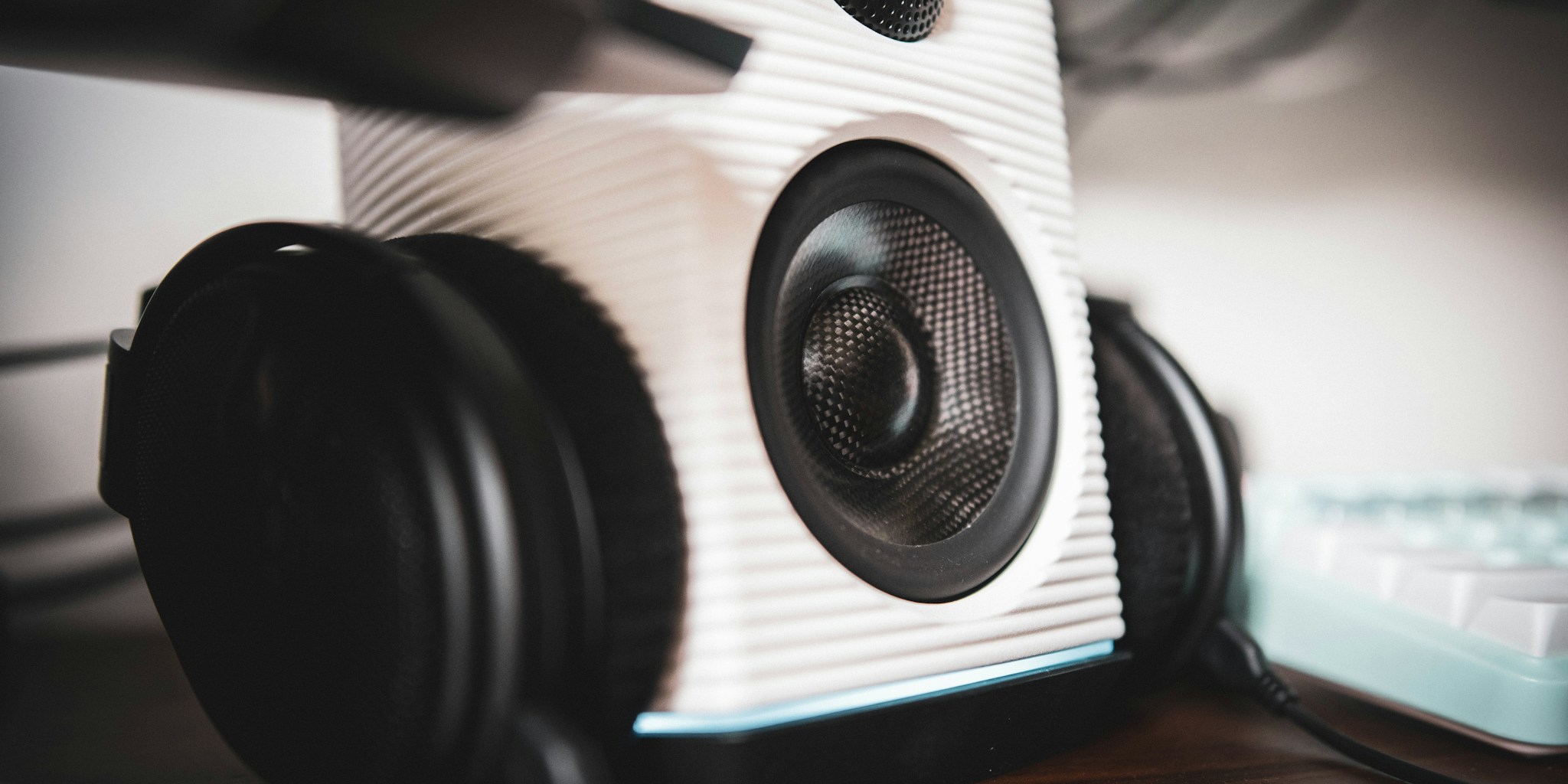 Logitech Zone Vibe Pro Brings Repairable Headphones to Market