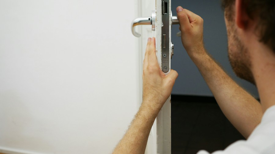 Ring Smart Lock Hand Crank Feature Solves Dead Battery Worry for Shoppers 2 smart door lock fingerprint keypad