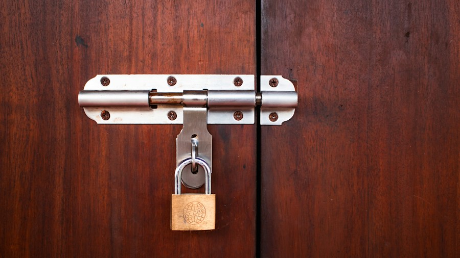 ULTRALOQ Releases Three New Smart Locks with Matter Support and Hands Free Unlocking 1 smartphone unlocking door lock