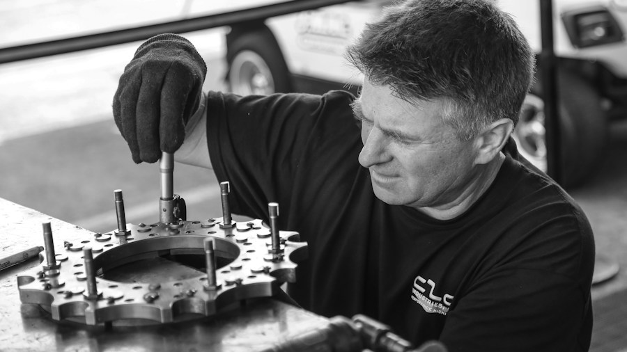 Milwaukee Launches 6 Inch Wide Jaw Adjustable Wrench Model 48-22-7506 What Buyers Should Know 2 technician using hand wrench fastener
