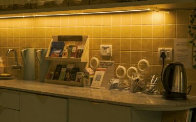 Table Lamp Lighting Trend: How Goldie Hawn’s 1992 Kitchen Started a Decades-Long Design Movement