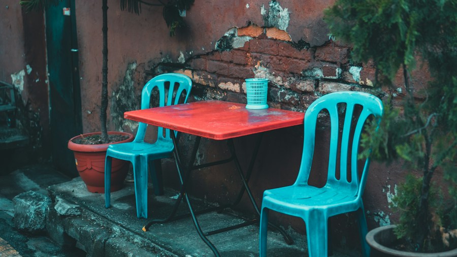 Powder Coated Aluminum Furniture is Replacing Plastic: What Shoppers Need to Know 1 weathered plastic garden furniture