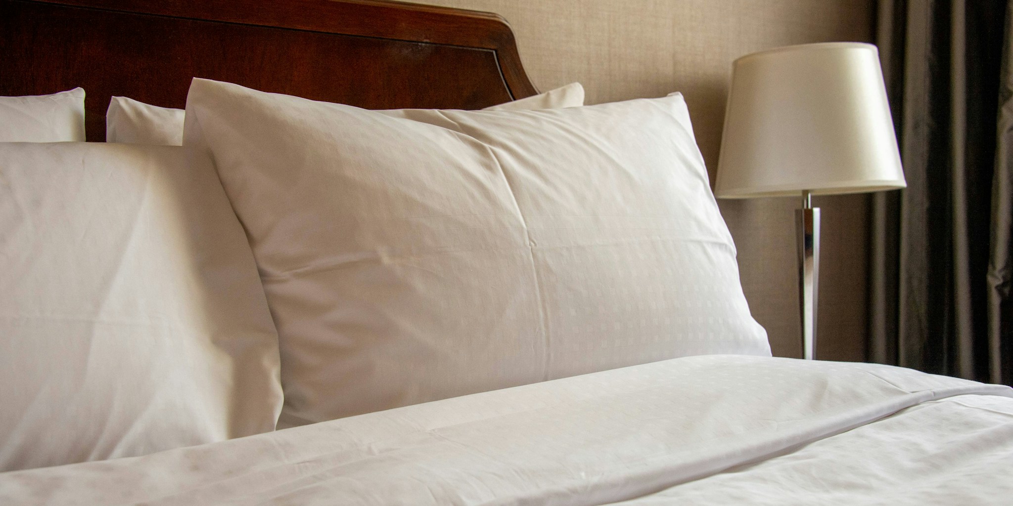 5 Daily Habits Turning Your Pillow Yellow and How to Fix Them