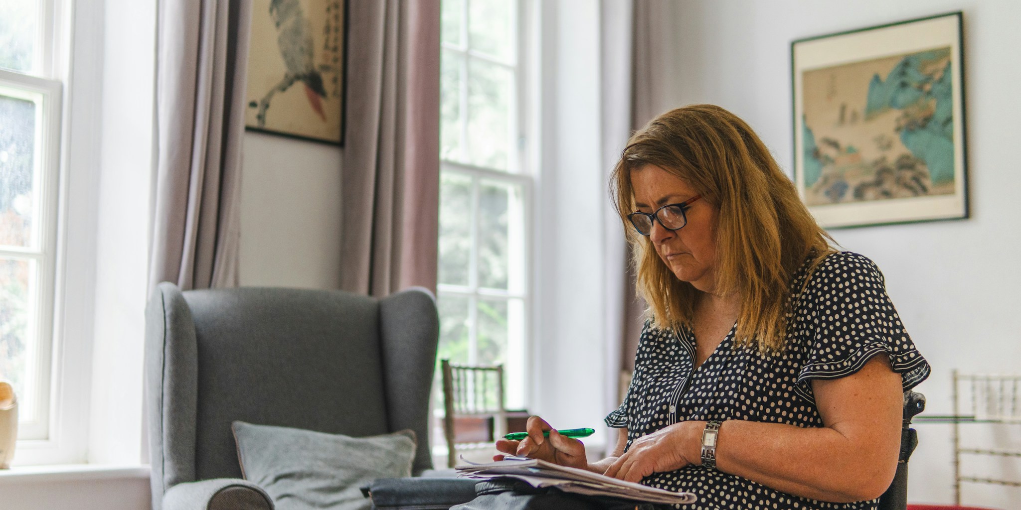 Sofa Scrolling Fatigue Sparks a Creative Comeback: What Home Dwellers Should Know