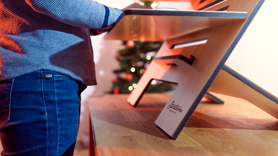 Hot Desking Shift Reshapes Workspace Organizer Design: What Buyers Should Know 1 worker carrying portable organizer between desks
